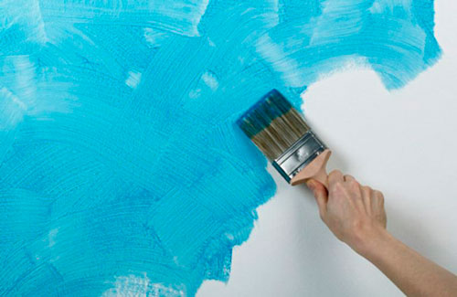 Перекраска стен с помощью кисти или фактурного валика изменит вид гостиной