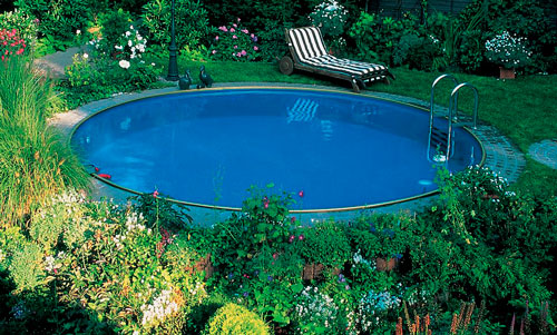 Выберите место для бассейна так, чтобы рядом не было кустарников и деревьев