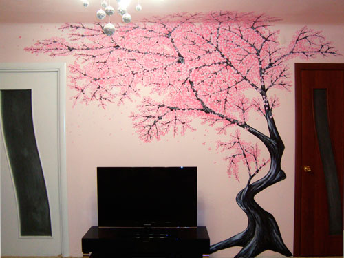 Если владельцы квартиры позволяют, стены можно украсить живописью