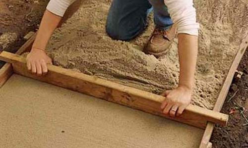 Слой песка с гравием надо утрамбовать
