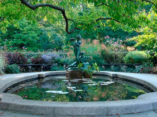 В садах и парках можно встретить прекрасные образцы фонтанов