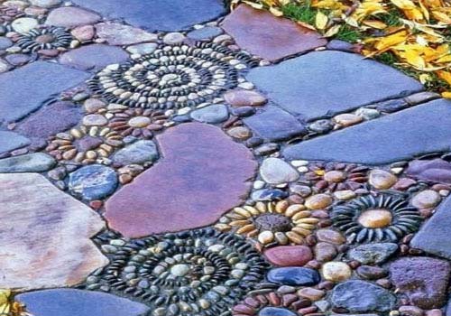 Садовые дорожки можно выложить с помощью мозаики